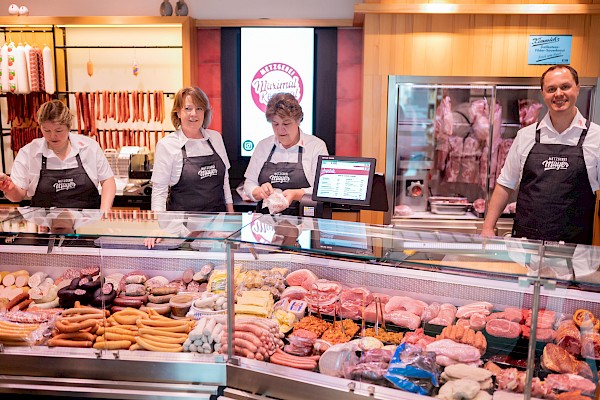 Team der Metzgerei steht in Pleidelsheim hinter der Theke.