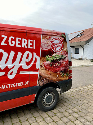Busle der Metzgerei Mayer von der Seite fotografiert.