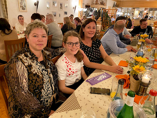 Bettina Fichtel, Ellen Mayer und Sophie Mayer am Tisch sitzend und in die Kamera lächelnd.