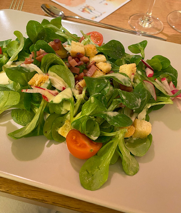 Grüner Salat auf einem weißen Teller