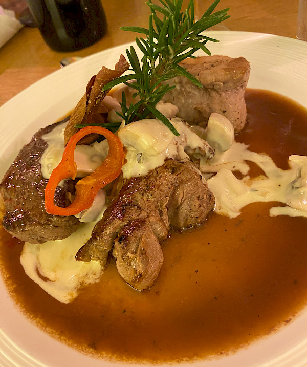 Hauptgericht auf einem Teller präsentiert.